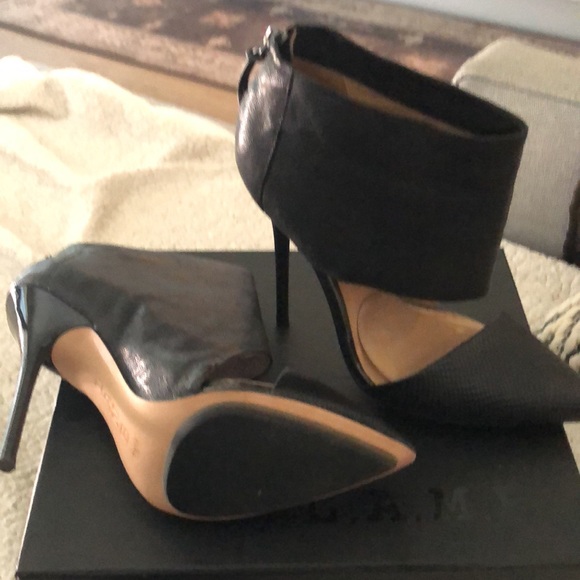 Never worn L.A.M.B. Theo stiletto black heels. - Picture 2 of 4